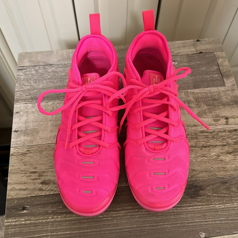 Nike Women’s Hot Pink Athletic Sneakers - Picture 2 of 8